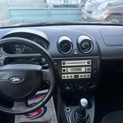 Ford Fiesta 1.4i Les Ponts-de-C&eacute;
