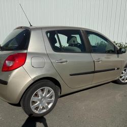 Renault Clio 3 Confort Dynamique 1.6 16V 110 Les Ponts-de-C&eacute;