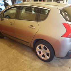 Peugeot 3008 Premium 1.6 HDi 16V 110ch FAP Cou&euml;ron