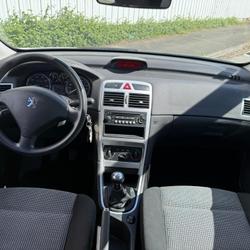 Peugeot 307 Confort 1.4e 16V Les Ponts-de-C&eacute;