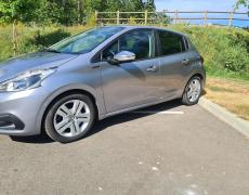 Peugeot 208 - Signature  PureTech 82ch S&amp;S BVM5 - 7 890 €