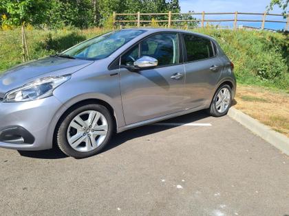 Peugeot 208 - Signature  PureTech 82ch S&amp;S BVM5 - 7 890 €