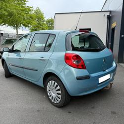 Renault Clio 3 Extr&ecirc;me Fonc&eacute;e 1.2 16V 75 eco2 Qu&eacute;ven