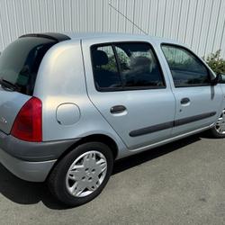Renault Clio 2 1.6 l i 90 cv Les Ponts-de-C&eacute;