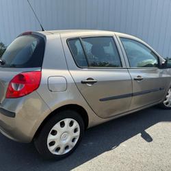 Renault Clio 3 Authentique 1.2 16V 75 eco2 Les Ponts-de-C&eacute;