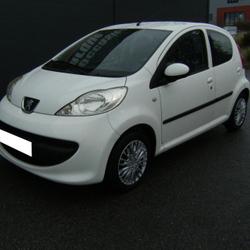 Peugeot 107 Trendy 1.0e 12V 68ch BLUE LION occasion - Plo&euml;rmel - photo 2/6