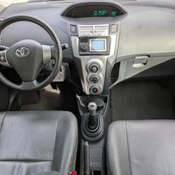 Toyota Yaris II CONNECTED 1.3 VVT-i 87CH occasion - La Blouti&egrave;re - photo 3/12