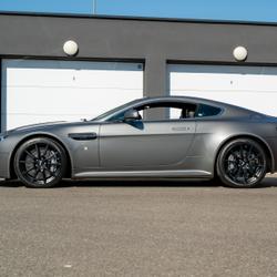 Aston Martin Vantage FRANCAISE | SUIVI | CARBONE | HAMMERHEAD SILVER | HOUSSE | CHARGEUR Sainte-Croix-en-Plaine