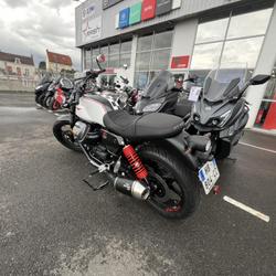 Guzzi V7  Montlu&ccedil;on