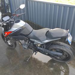 KTM Duke  Tr&eacute;gueux