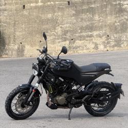 Husqvarna Svartpilen  Grasse