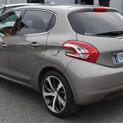 Peugeot 208 1.6 e-HDi 92 F&eacute;line *GPS*TOIT PANORAMIQUE* Rennes