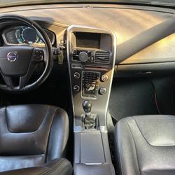 Volvo XC60 2.0 D3 135 KINETIC - ATTELAGE - ENTRETIEN A JOUR Sarzeau