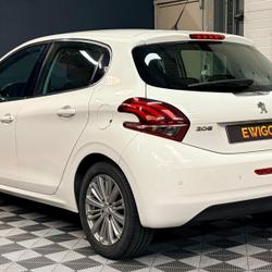 Peugeot 208 GENERATION-I 1.2 PURETECH 82 Ch ALLURE - DISTRIBUTION NEUVE + GARANTIE PEUGEOT + ENTRETIEN PEUGEOT P&eacute;ronnas